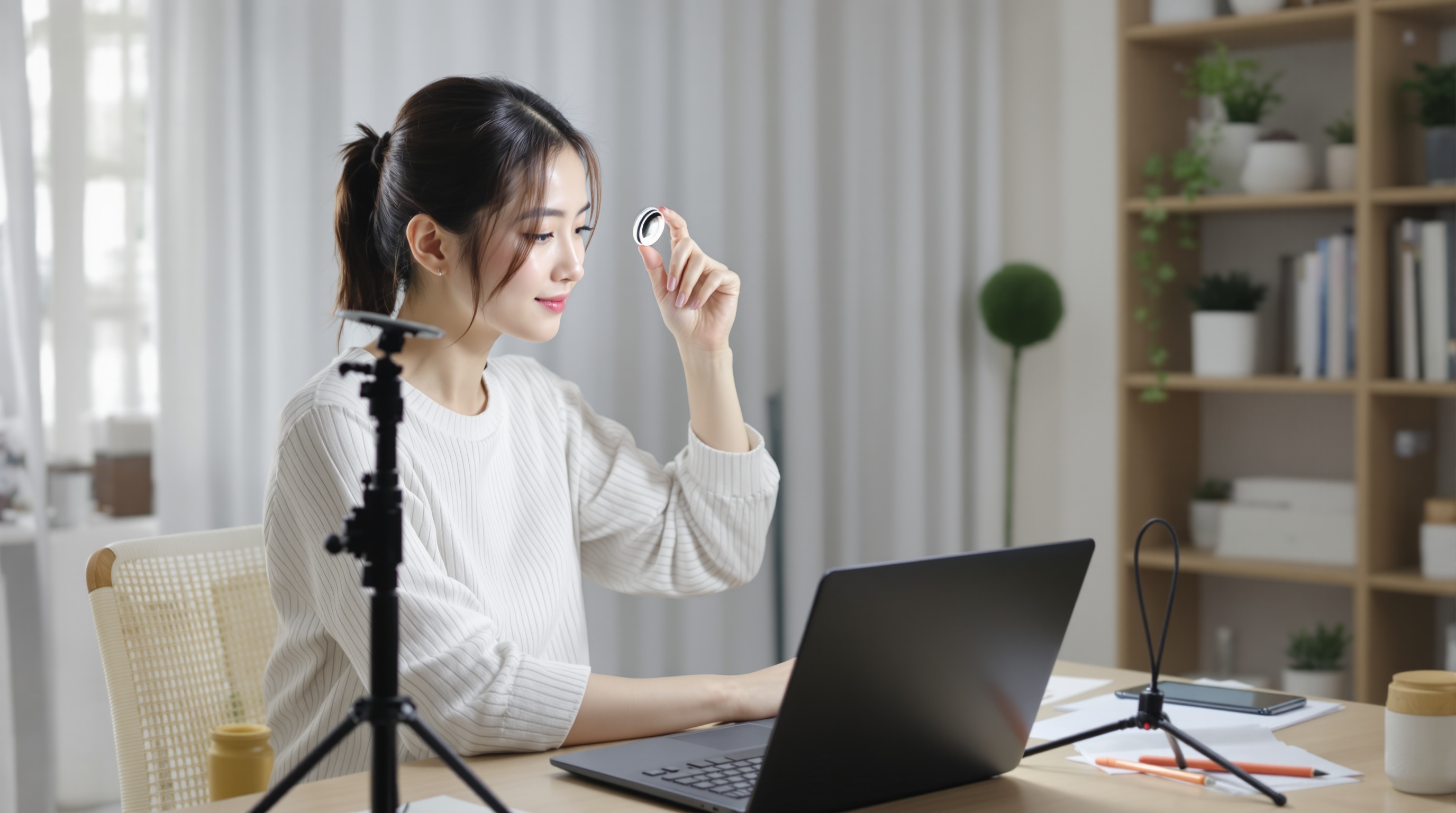 リングライトを調整している女性