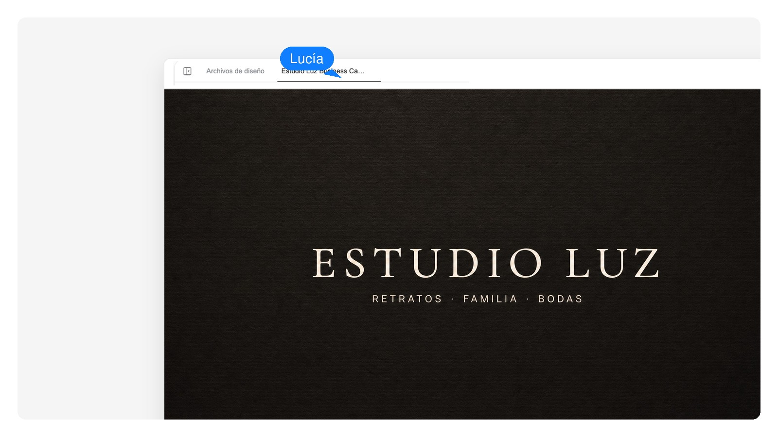 Reverso de la misma tarjeta — mismo logo y mismos colores, diseñado en la misma conversación