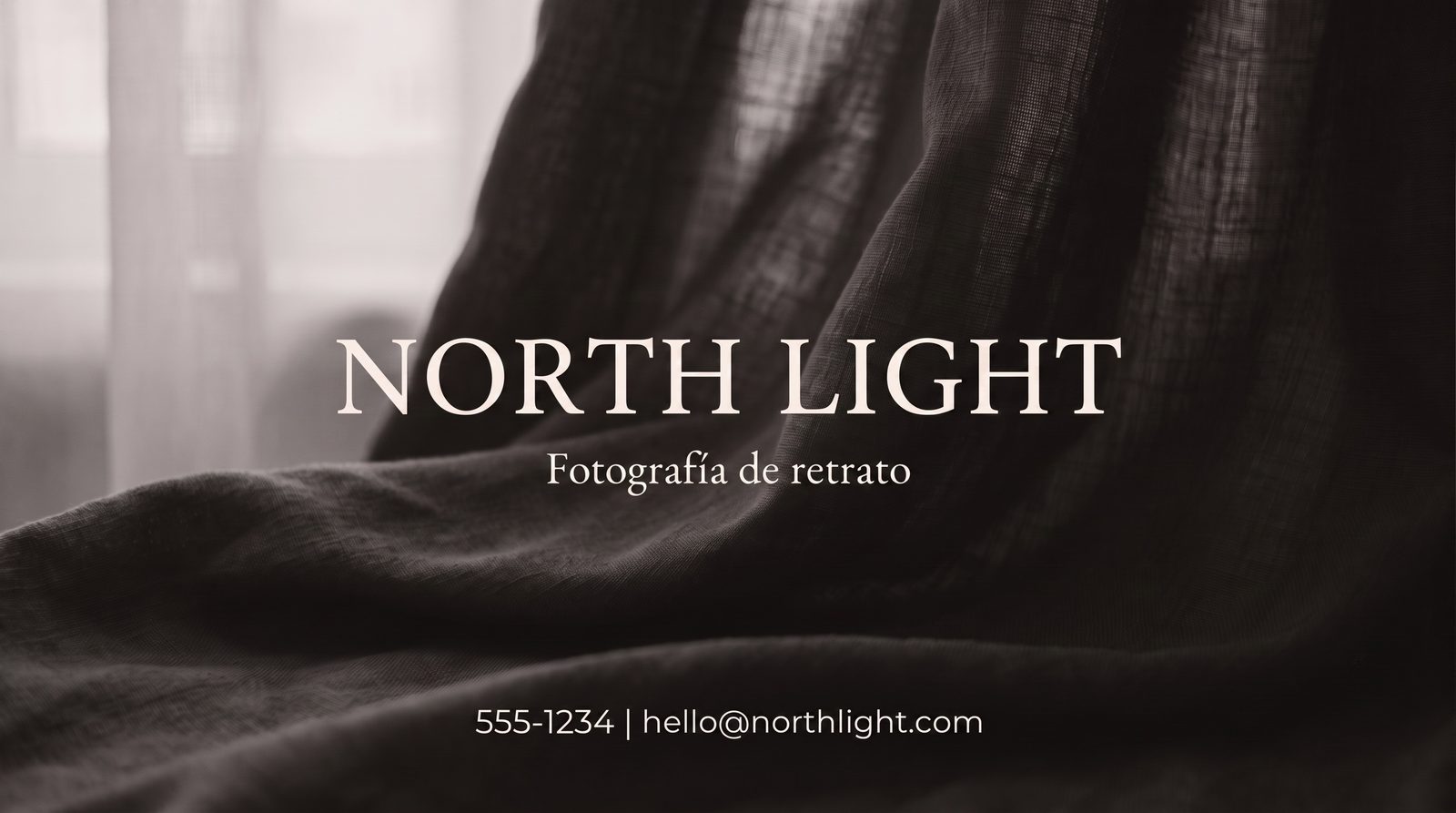 Anverso de una tarjeta de visita de un estudio de fotografía mostrado a tamaño real de imprenta