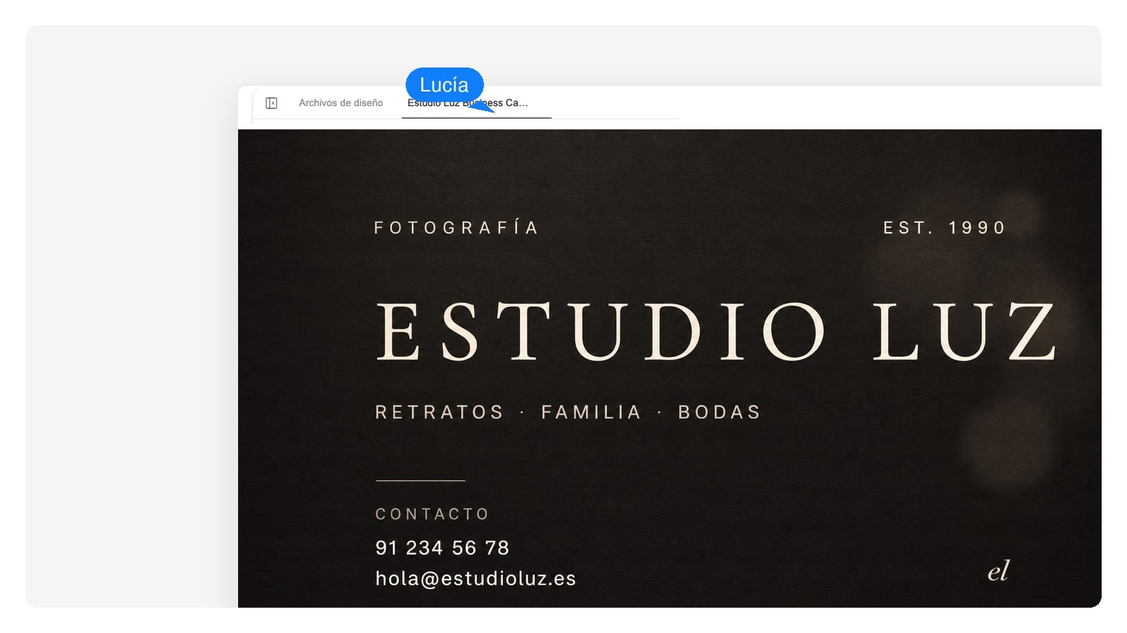 Anverso de una tarjeta de visita de un estudio de fotografía mostrado a tamaño real de imprenta
