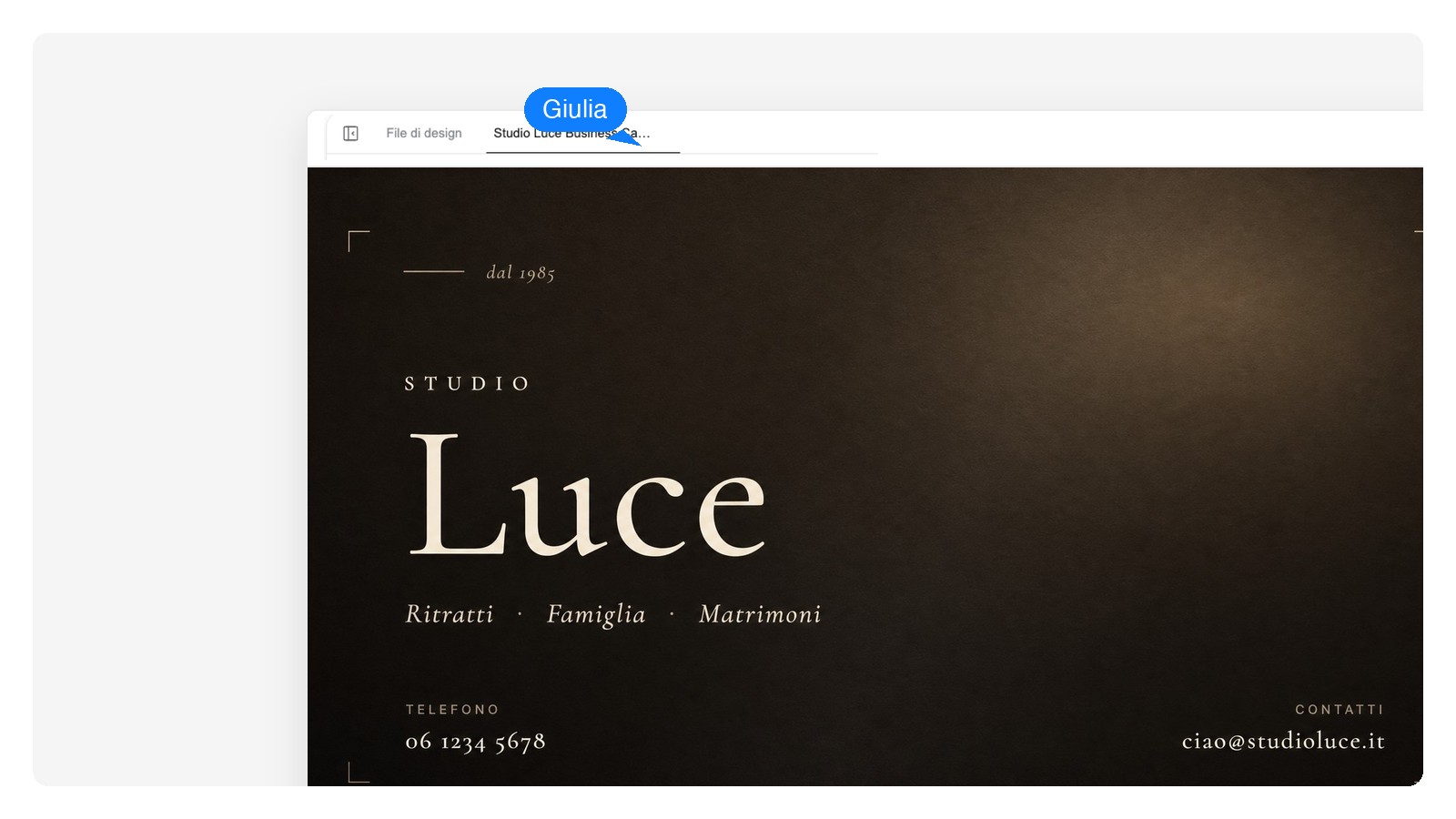 Fronte di un biglietto da visita di uno studio fotografico mostrato alle dimensioni reali di stampa