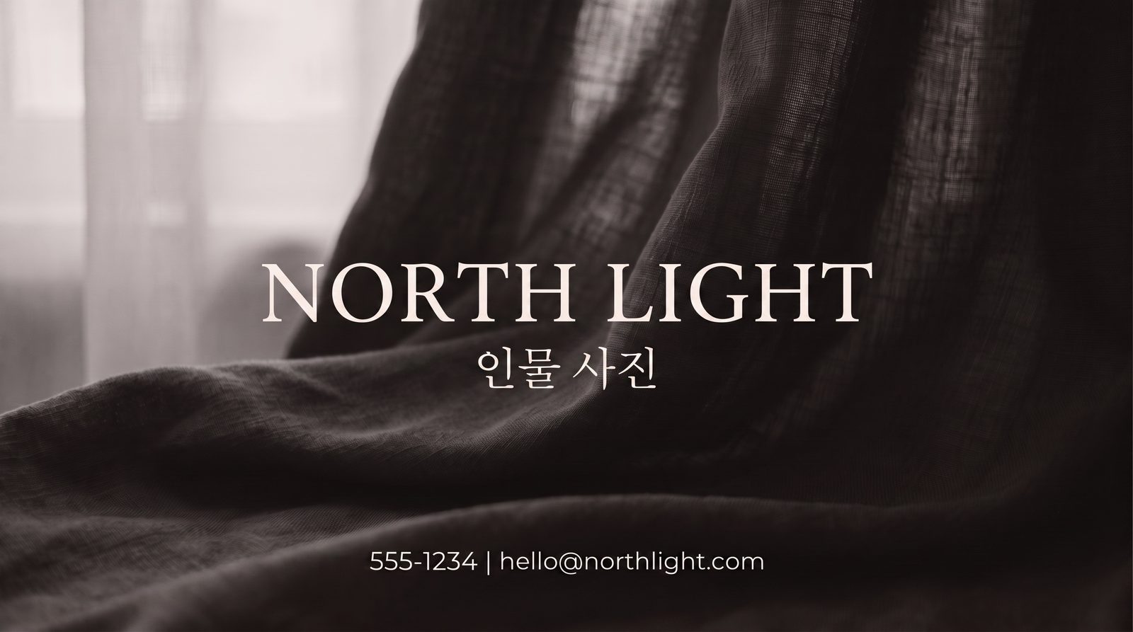 실제 인쇄 크기로 표시된 사진 스튜디오 명함의 앞면