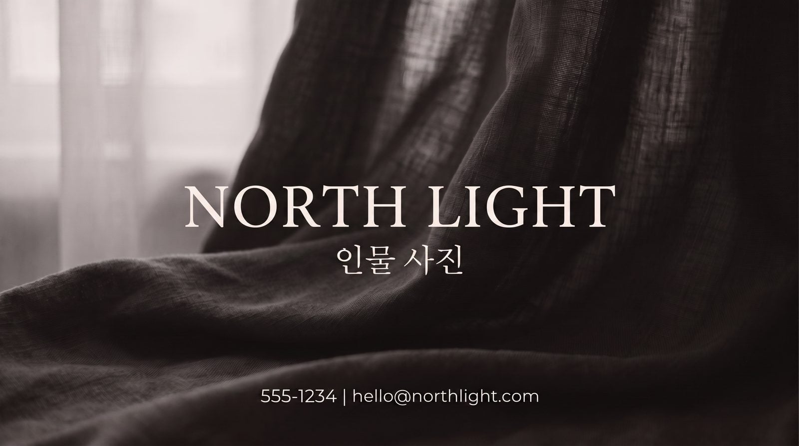 실제 인쇄 크기로 표시된 사진 스튜디오 명함의 앞면