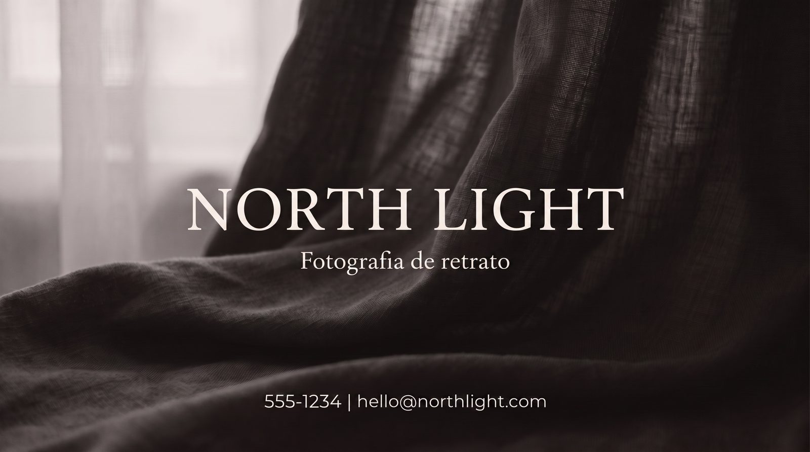 Frente de um cartão de visita de estúdio de fotografia exibida no tamanho real de impressão