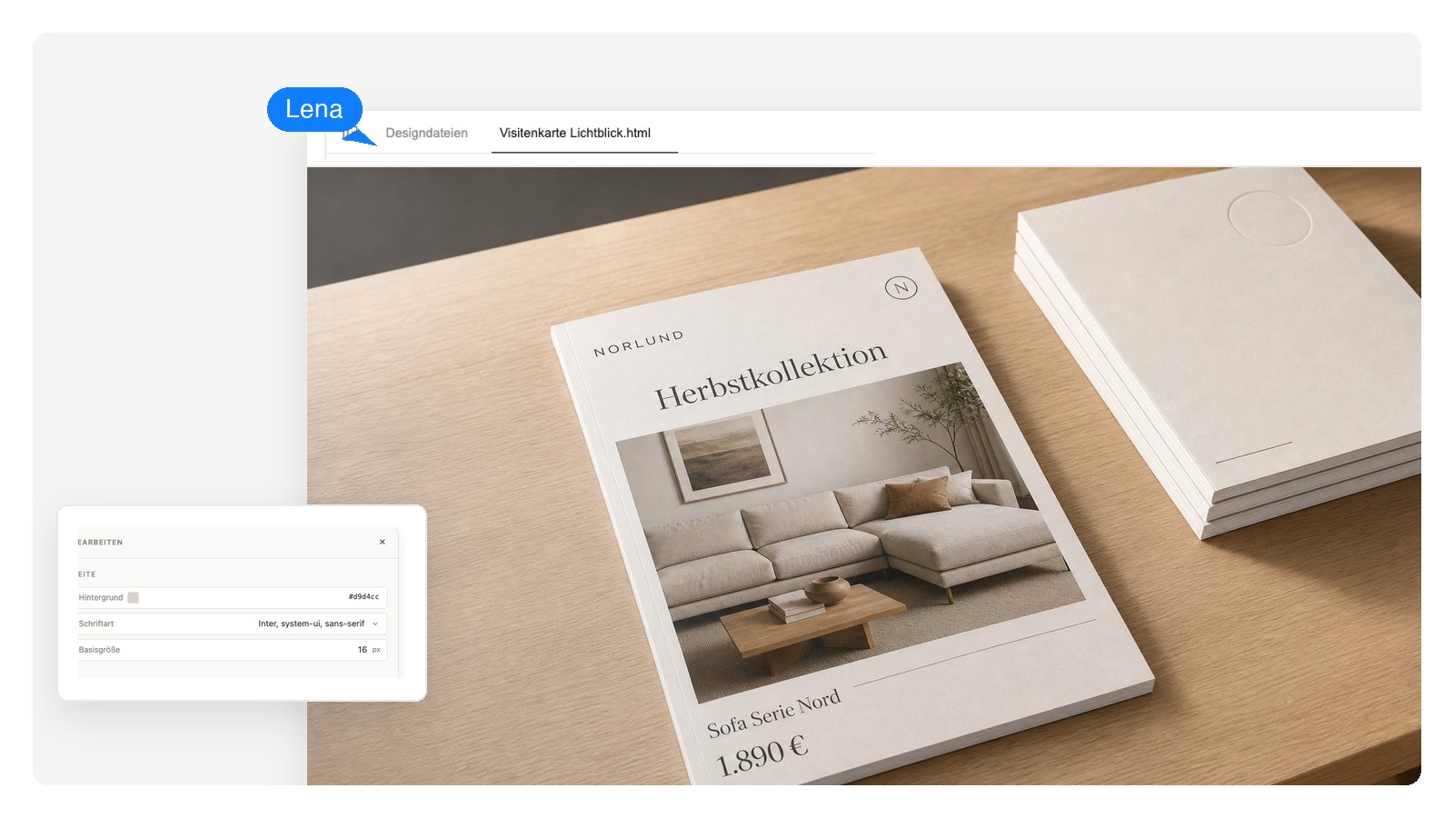 Gedruckter Möbelkatalog, aufgeschlagen auf einem Schreibtisch neben einem Stapel Exemplare