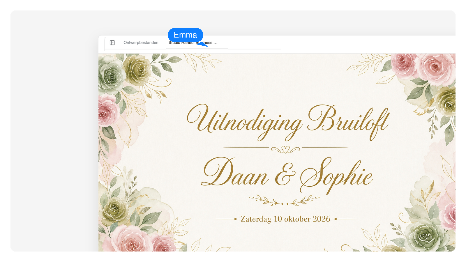 Elegante bloemen-bruiloftsuitnodiging met gouden sierletters