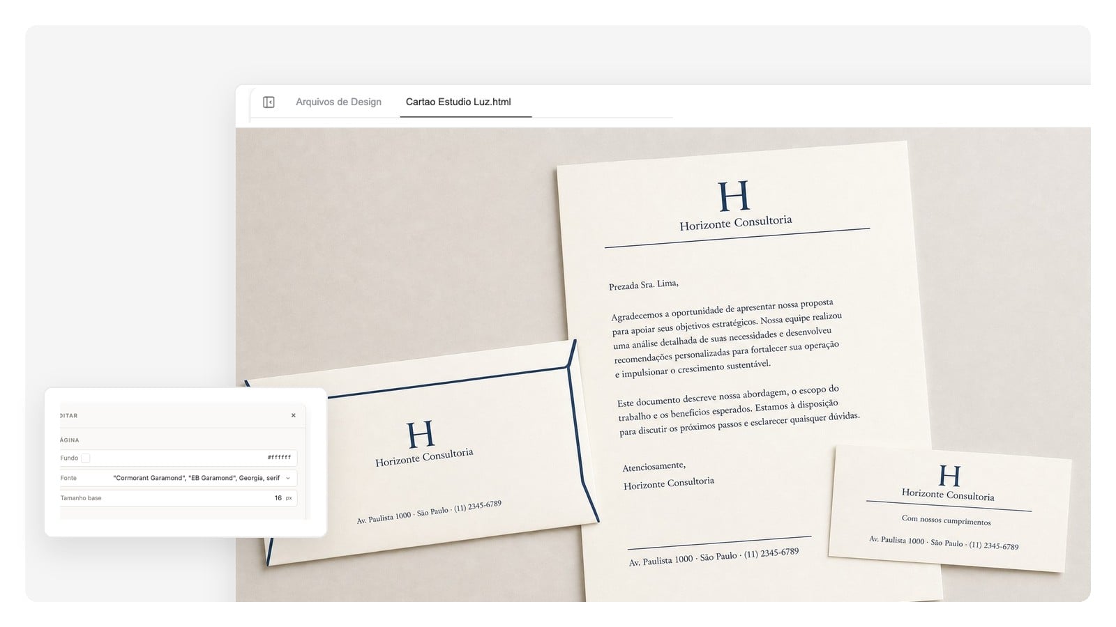 Vista de cima de um conjunto de marca combinando: papel timbrado, cartão de visita e envelope compartilhando o mesmo sistema de design